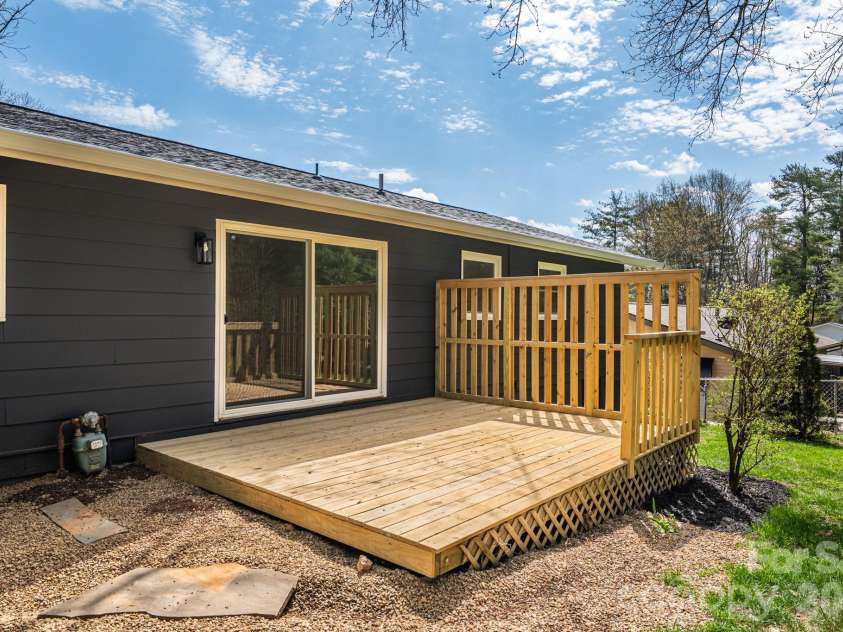 8 Hillview Road, Asheville, NC 28805.  MLS# CAR4366631, YatesRealty ID 9510. 