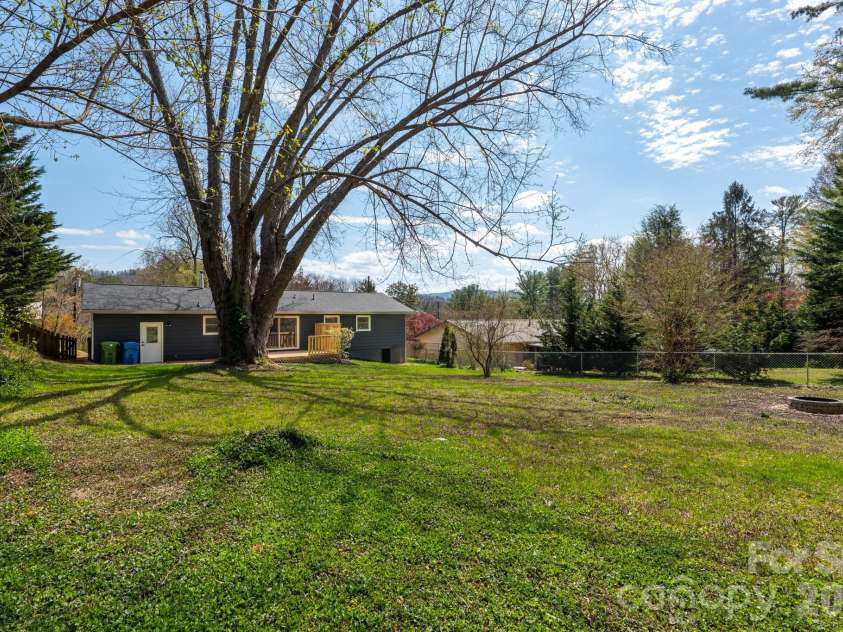 8 Hillview Road, Asheville, NC 28805.  MLS# CAR4366631, YatesRealty ID 9510. 
