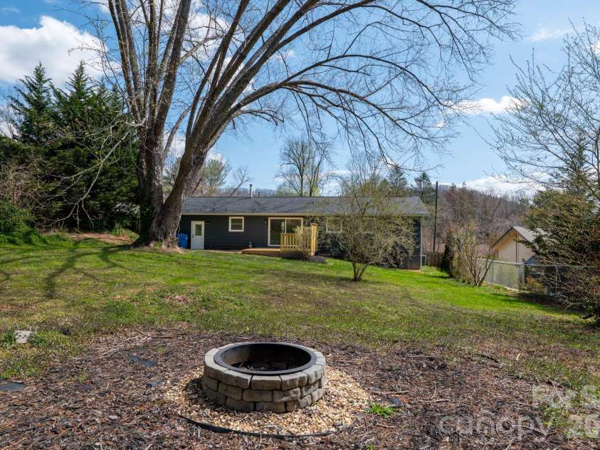 8 Hillview Road, Asheville, NC 28805.  MLS# CAR4366631, YatesRealty ID 9510. 