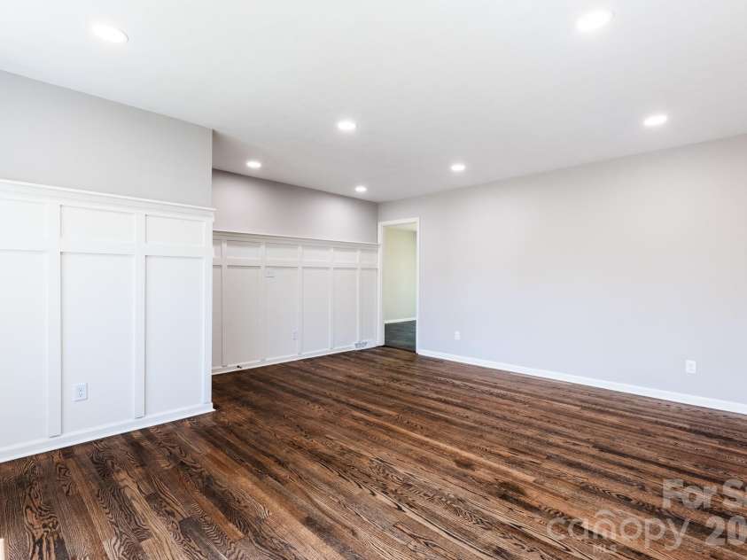 8 Hillview Road, Asheville, NC 28805.  MLS# CAR4366631, YatesRealty ID 9510. 