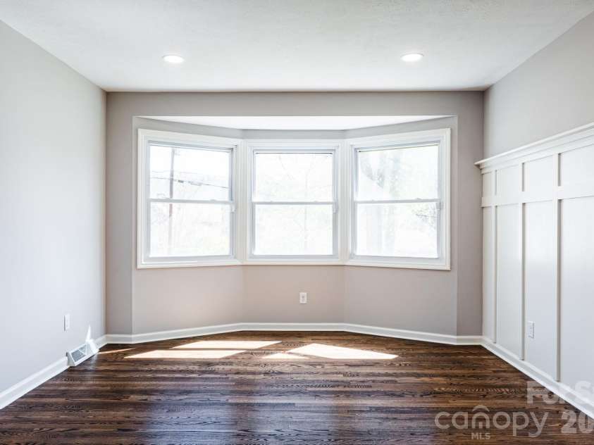 8 Hillview Road, Asheville, NC 28805.  MLS# CAR4366631, YatesRealty ID 9510. 