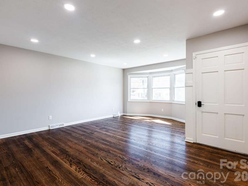 8 Hillview Road, Asheville, NC 28805.  MLS# CAR4366631, YatesRealty ID 9510. 