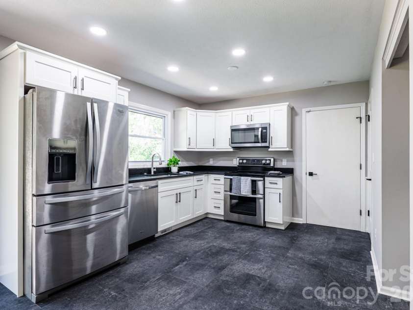 8 Hillview Road, Asheville, NC 28805.  MLS# CAR4366631, YatesRealty ID 9510. 