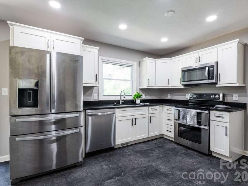8 Hillview Road, Asheville, NC 28805.  MLS# CAR4366631, YatesRealty ID 9510. 