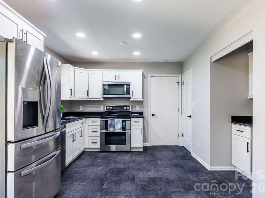 8 Hillview Road, Asheville, NC 28805.  MLS# CAR4366631, YatesRealty ID 9510. 