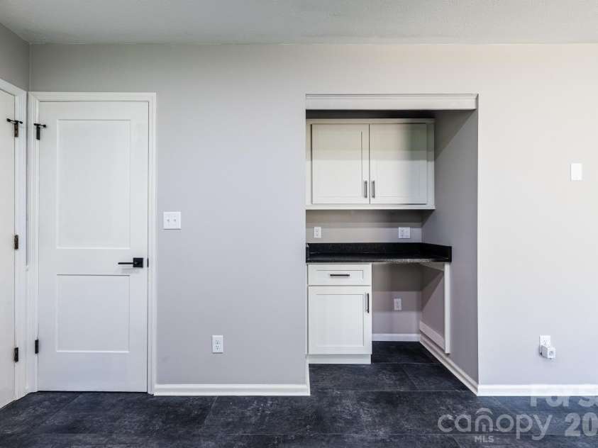 8 Hillview Road, Asheville, NC 28805.  MLS# CAR4366631, YatesRealty ID 9510. 