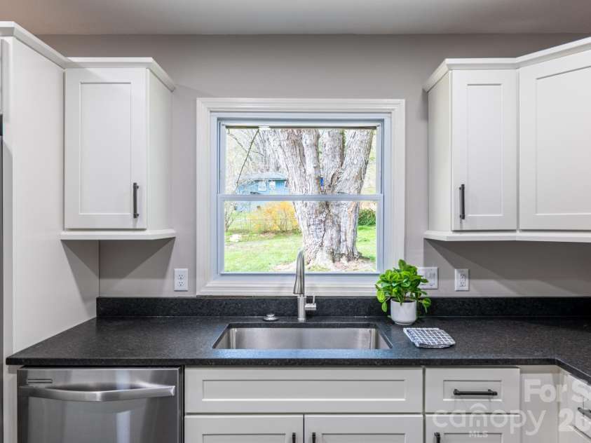 8 Hillview Road, Asheville, NC 28805.  MLS# CAR4366631, YatesRealty ID 9510. 