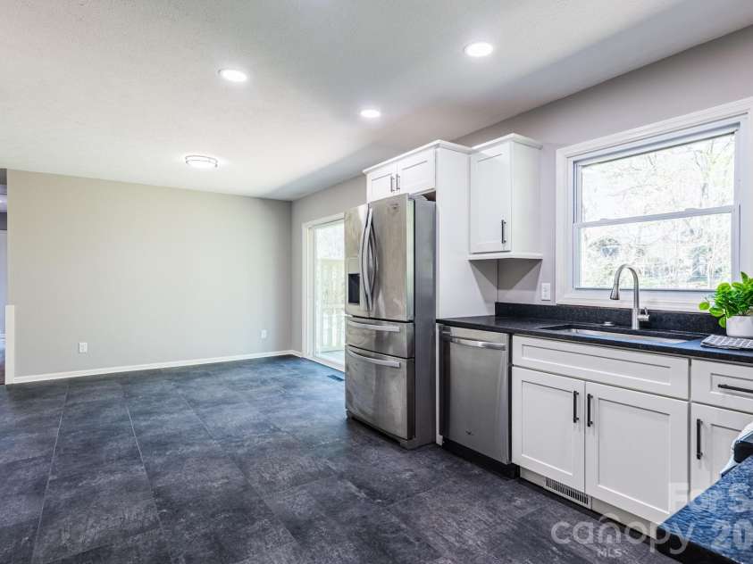 8 Hillview Road, Asheville, NC 28805.  MLS# CAR4366631, YatesRealty ID 9510. 