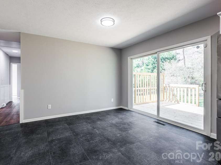 8 Hillview Road, Asheville, NC 28805.  MLS# CAR4366631, YatesRealty ID 9510. 