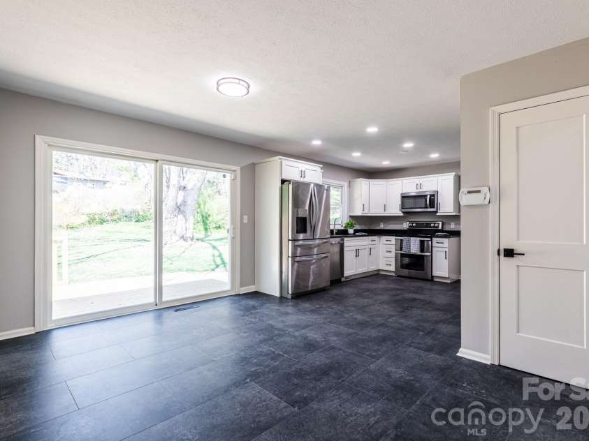 8 Hillview Road, Asheville, NC 28805.  MLS# CAR4366631, YatesRealty ID 9510. 