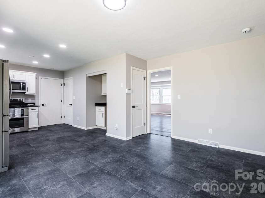 8 Hillview Road, Asheville, NC 28805.  MLS# CAR4366631, YatesRealty ID 9510. 