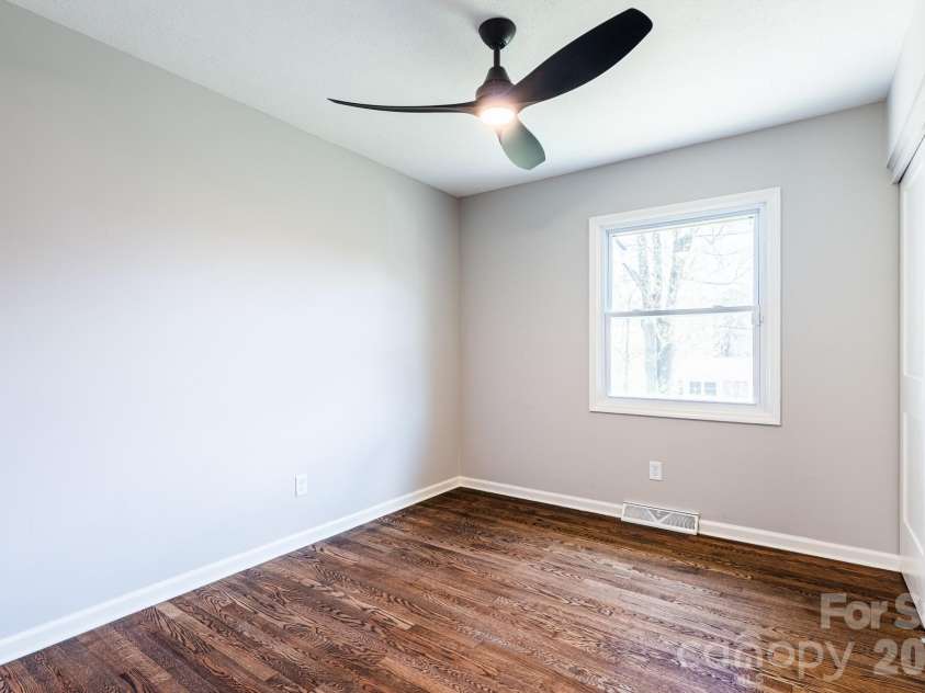 8 Hillview Road, Asheville, NC 28805.  MLS# CAR4366631, YatesRealty ID 9510. 