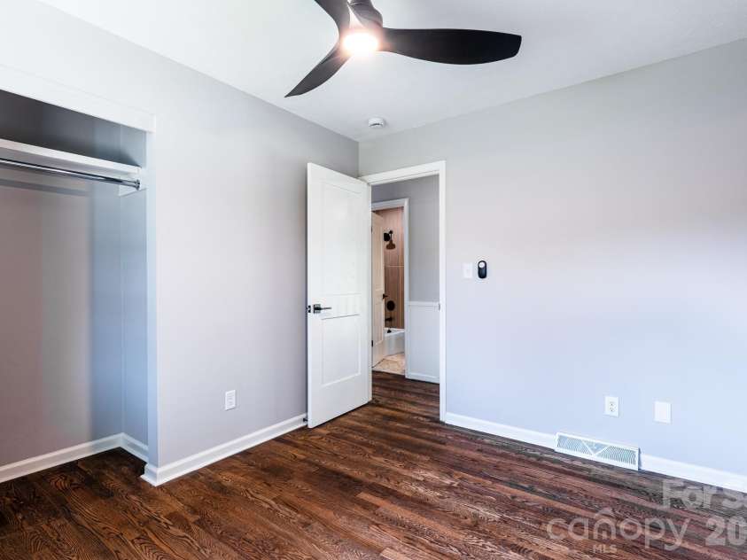 8 Hillview Road, Asheville, NC 28805.  MLS# CAR4366631, YatesRealty ID 9510. 