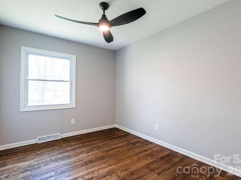 8 Hillview Road, Asheville, NC 28805.  MLS# CAR4366631, YatesRealty ID 9510. 