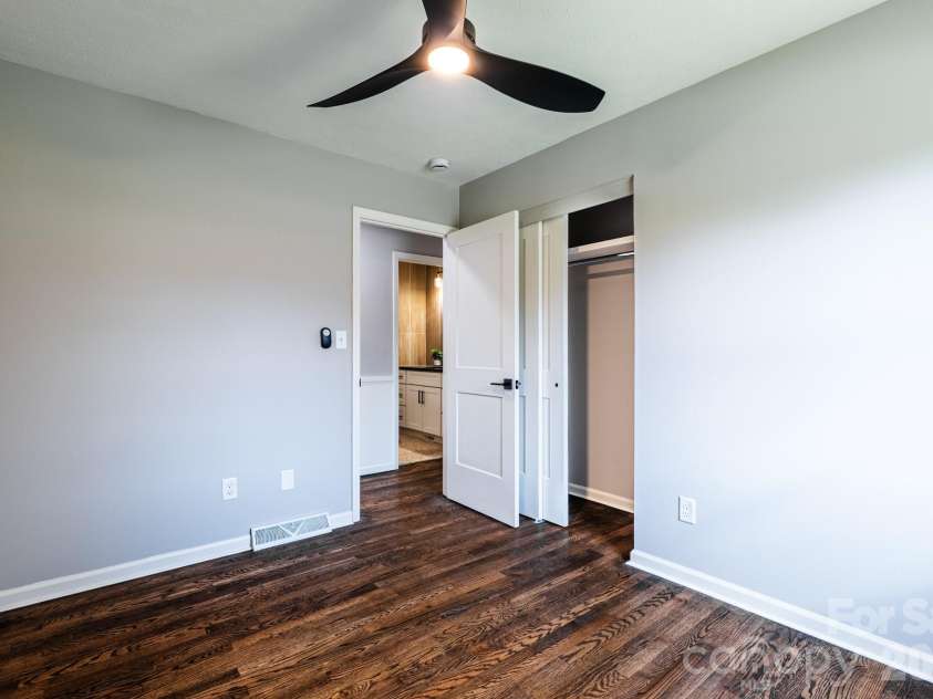 8 Hillview Road, Asheville, NC 28805.  MLS# CAR4366631, YatesRealty ID 9510. 