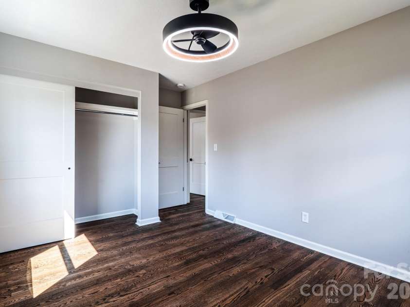 8 Hillview Road, Asheville, NC 28805.  MLS# CAR4366631, YatesRealty ID 9510. 
