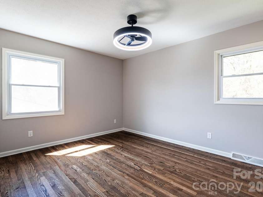 8 Hillview Road, Asheville, NC 28805.  MLS# CAR4366631, YatesRealty ID 9510. 