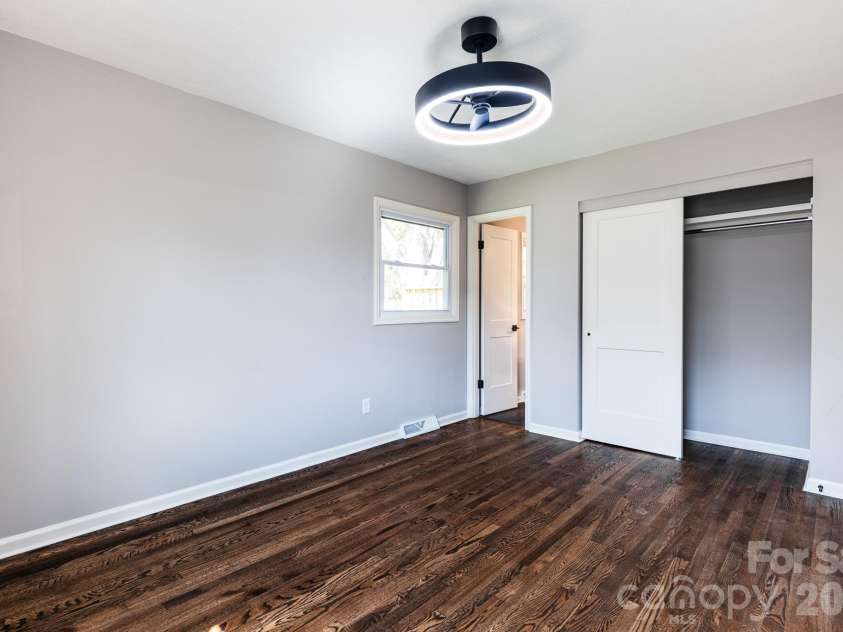 8 Hillview Road, Asheville, NC 28805.  MLS# CAR4366631, YatesRealty ID 9510. 