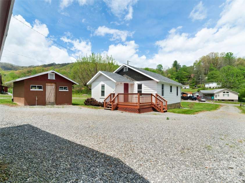 819 Mauney Cove Road, Waynesville, NC 28786.  MLS# CAR4253740, YatesRealty ID 9512. 