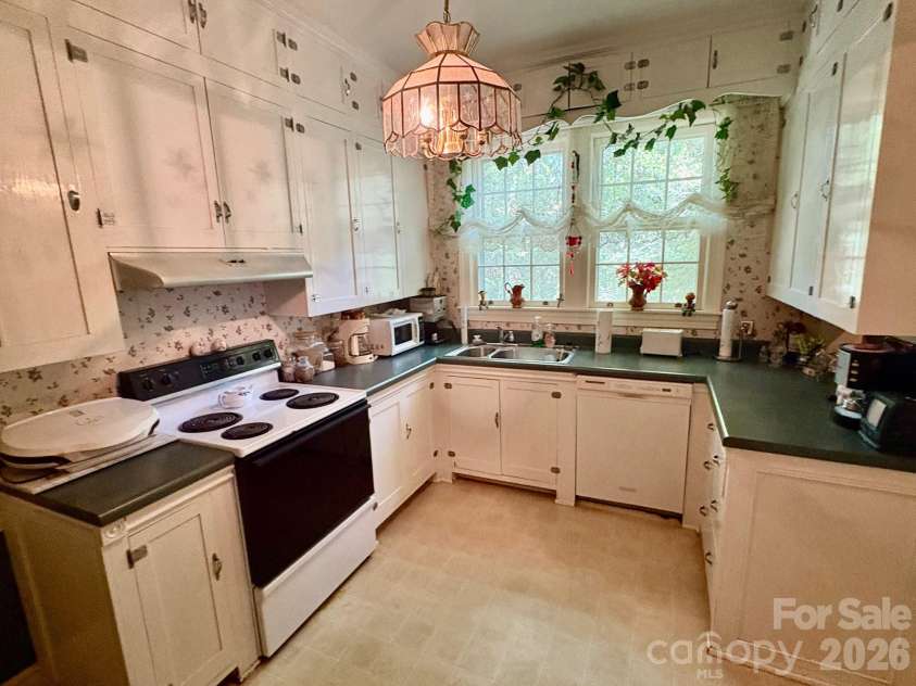 1612 New Hope Road, Gastonia, NC 28054.  MLS# CAR4367298, YatesRealty ID 9518. 