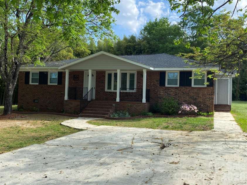 102 Mcdowell Street, Great Falls, SC 29055.  MLS# CAR4367304, YatesRealty ID 9520. 