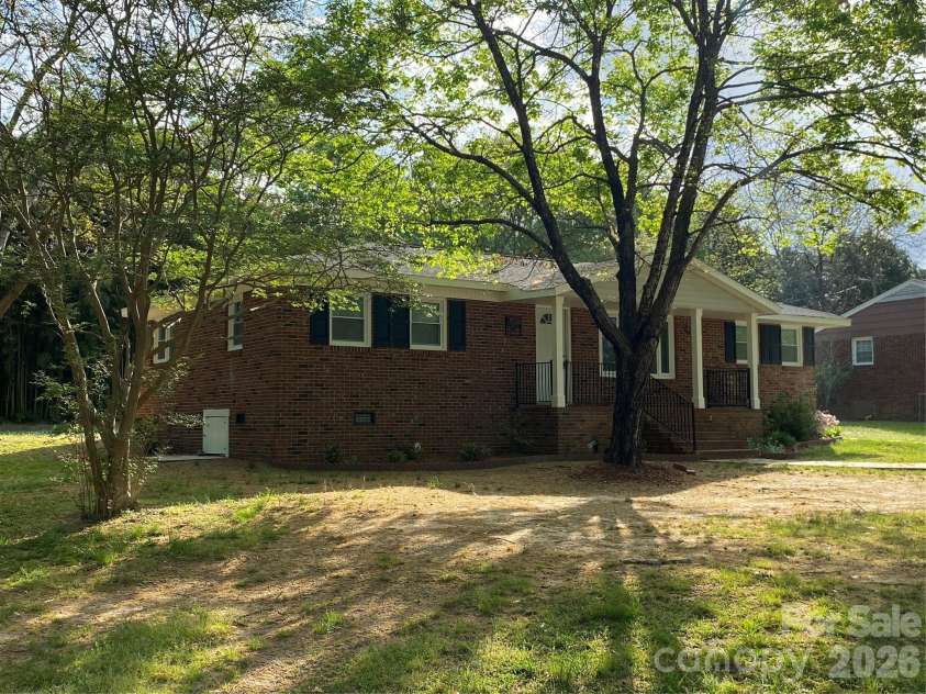 102 Mcdowell Street, Great Falls, SC 29055.  MLS# CAR4367304, YatesRealty ID 9520. 