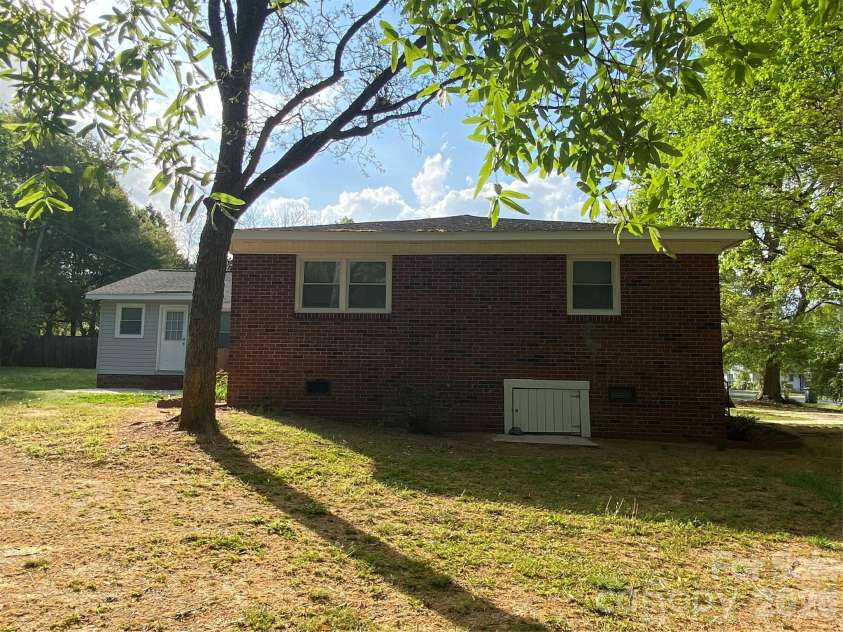 102 Mcdowell Street, Great Falls, SC 29055.  MLS# CAR4367304, YatesRealty ID 9520. 