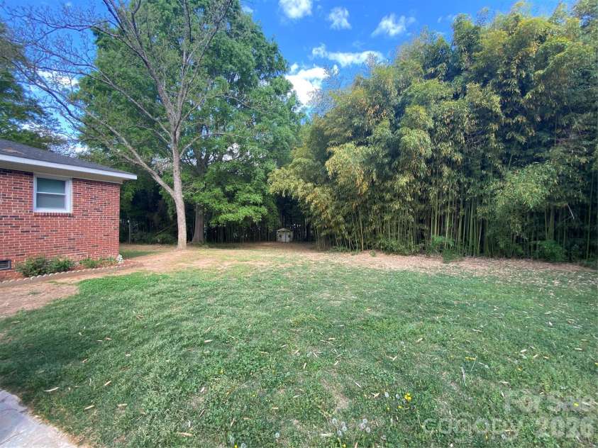 102 Mcdowell Street, Great Falls, SC 29055.  MLS# CAR4367304, YatesRealty ID 9520. 