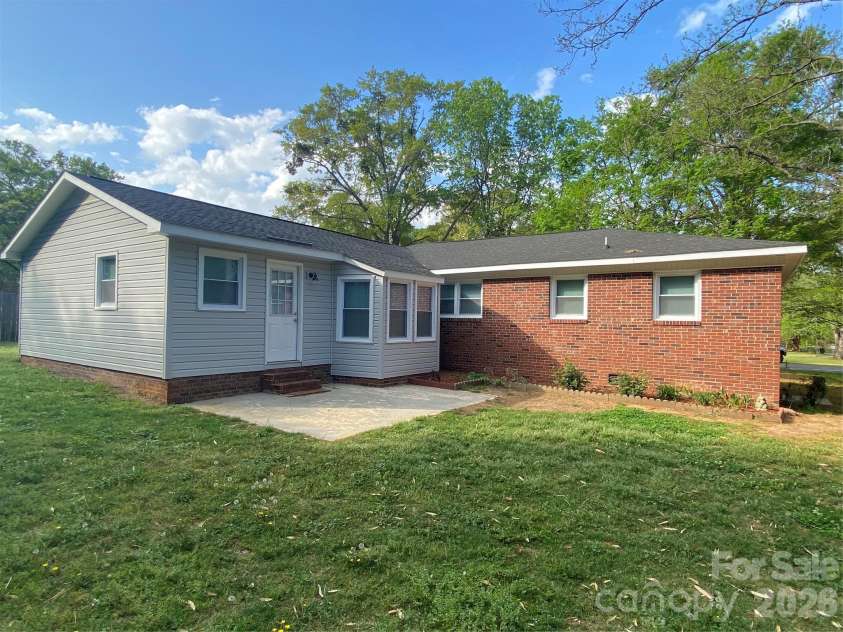 102 Mcdowell Street, Great Falls, SC 29055.  MLS# CAR4367304, YatesRealty ID 9520. 