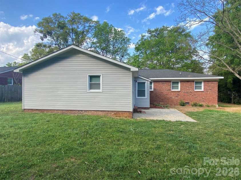 102 Mcdowell Street, Great Falls, SC 29055.  MLS# CAR4367304, YatesRealty ID 9520. 