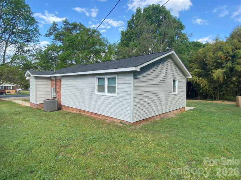 102 Mcdowell Street, Great Falls, SC 29055.  MLS# CAR4367304, YatesRealty ID 9520. 