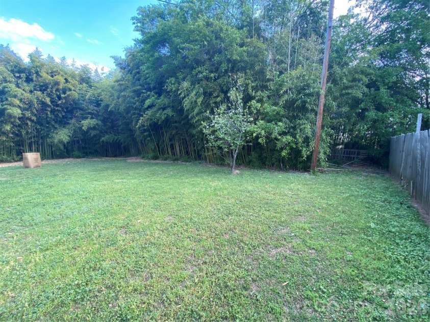 102 Mcdowell Street, Great Falls, SC 29055.  MLS# CAR4367304, YatesRealty ID 9520. 