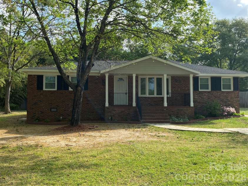 102 Mcdowell Street, Great Falls, SC 29055.  MLS# CAR4367304, YatesRealty ID 9520. 