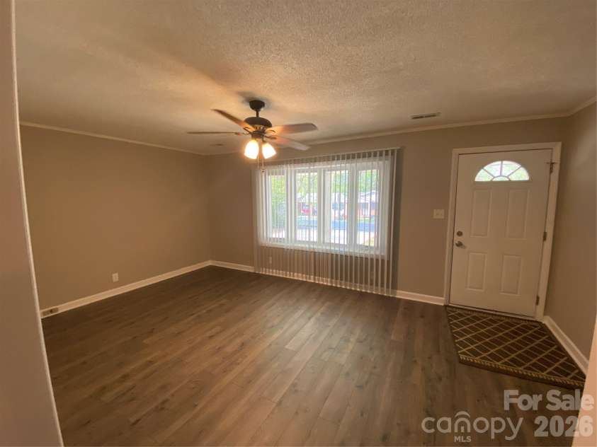 102 Mcdowell Street, Great Falls, SC 29055.  MLS# CAR4367304, YatesRealty ID 9520. 