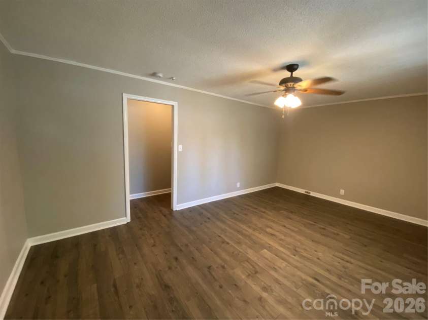 102 Mcdowell Street, Great Falls, SC 29055.  MLS# CAR4367304, YatesRealty ID 9520. 