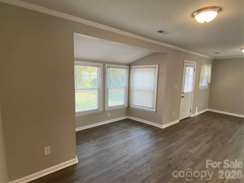 102 Mcdowell Street, Great Falls, SC 29055.  MLS# CAR4367304, YatesRealty ID 9520. 