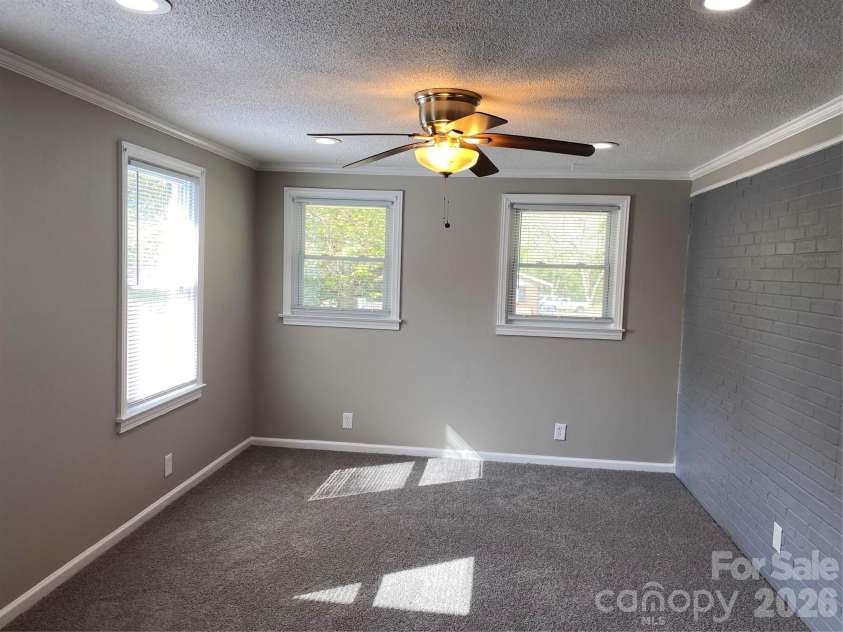 102 Mcdowell Street, Great Falls, SC 29055.  MLS# CAR4367304, YatesRealty ID 9520. 