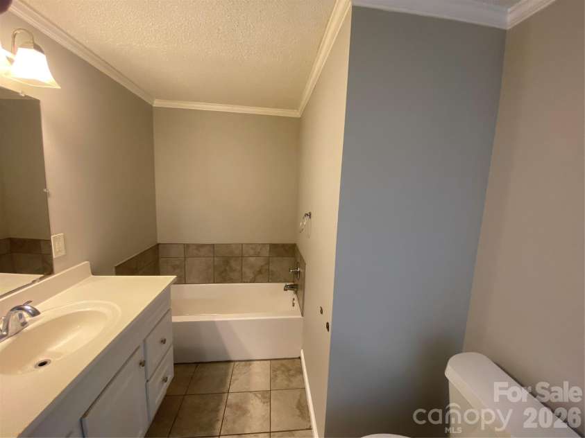 102 Mcdowell Street, Great Falls, SC 29055.  MLS# CAR4367304, YatesRealty ID 9520. 
