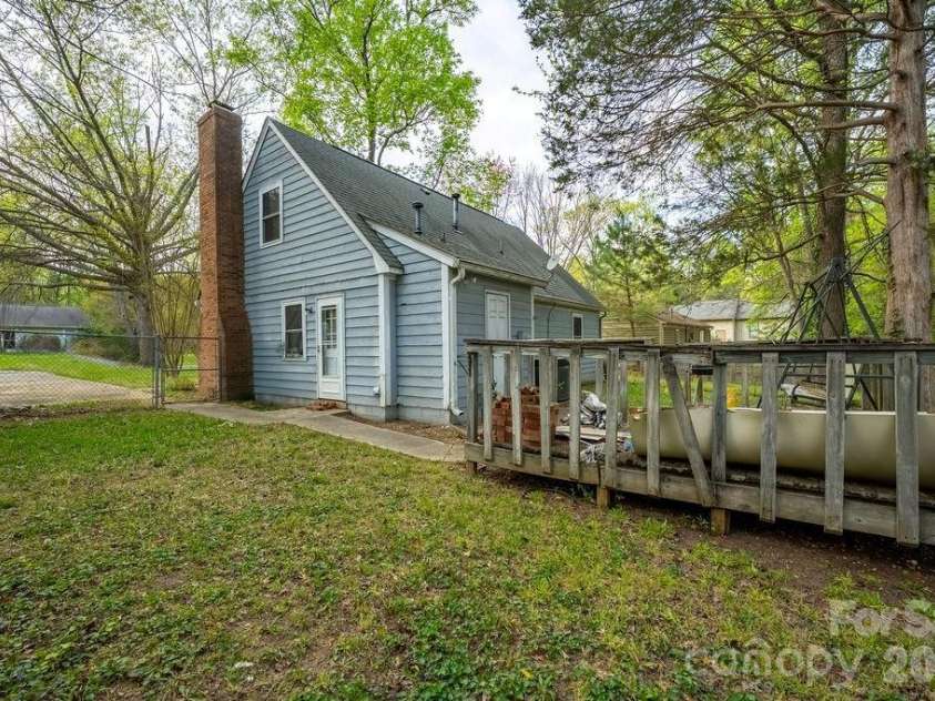 6515 Burning Bush Court, Charlotte, NC 28227.  MLS# CAR4359745, YatesRealty ID 9521. 