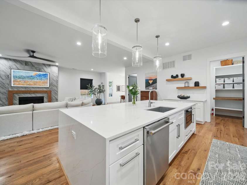 708 Cross Trail Drive, Charlotte, NC 28204.  MLS# CAR4367344, YatesRealty ID 9522. 
