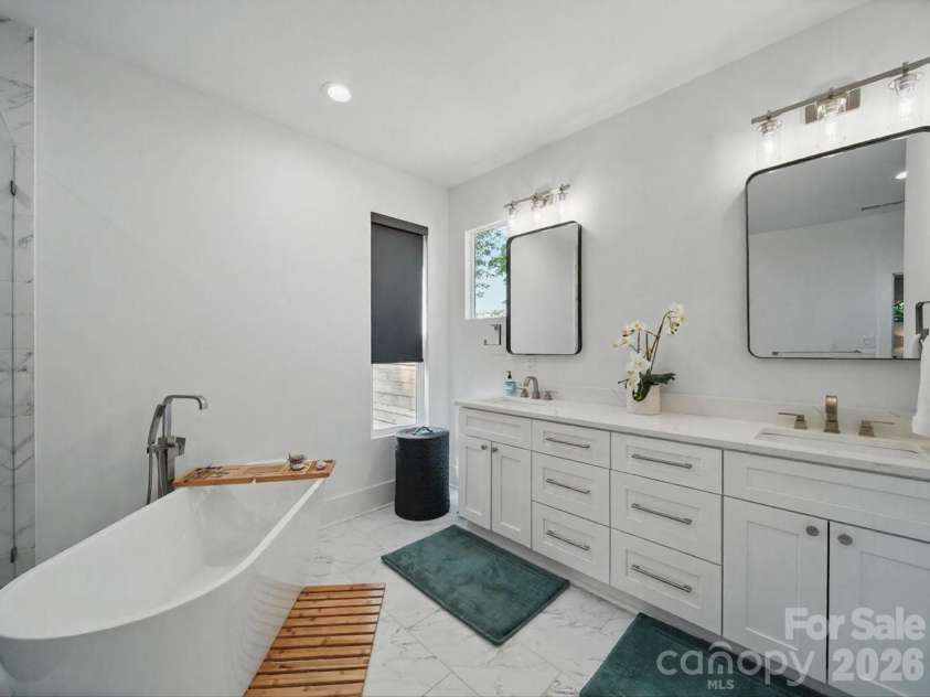 708 Cross Trail Drive, Charlotte, NC 28204.  MLS# CAR4367344, YatesRealty ID 9522. 
