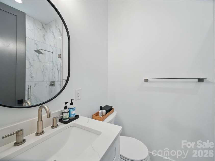 708 Cross Trail Drive, Charlotte, NC 28204.  MLS# CAR4367344, YatesRealty ID 9522. Main floor bath