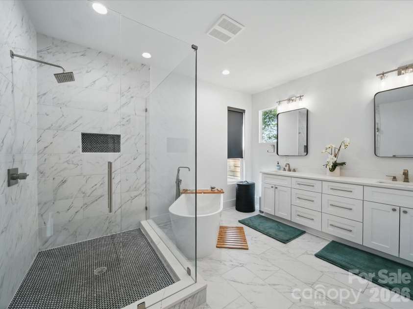 708 Cross Trail Drive, Charlotte, NC 28204.  MLS# CAR4367344, YatesRealty ID 9522. Primary Bath