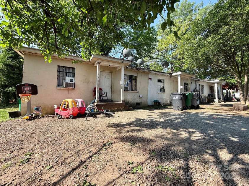 526 Campus Street, Charlotte, NC 28216.  MLS# CAR4253576, YatesRealty ID 9524. 