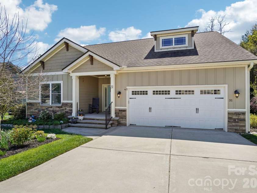31 Anvil Avenue, Hendersonville, NC 28792.  MLS# CAR4367438, YatesRealty ID 9525. 