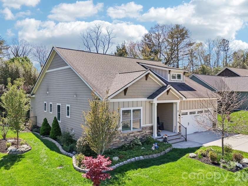 31 Anvil Avenue, Hendersonville, NC 28792.  MLS# CAR4367438, YatesRealty ID 9525. 