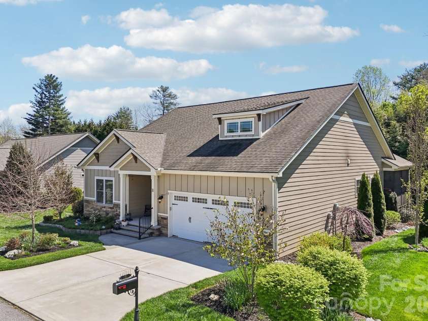 31 Anvil Avenue, Hendersonville, NC 28792.  MLS# CAR4367438, YatesRealty ID 9525. 