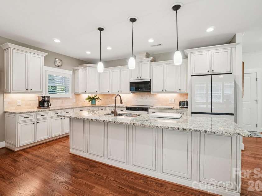 31 Anvil Avenue, Hendersonville, NC 28792.  MLS# CAR4367438, YatesRealty ID 9525. 