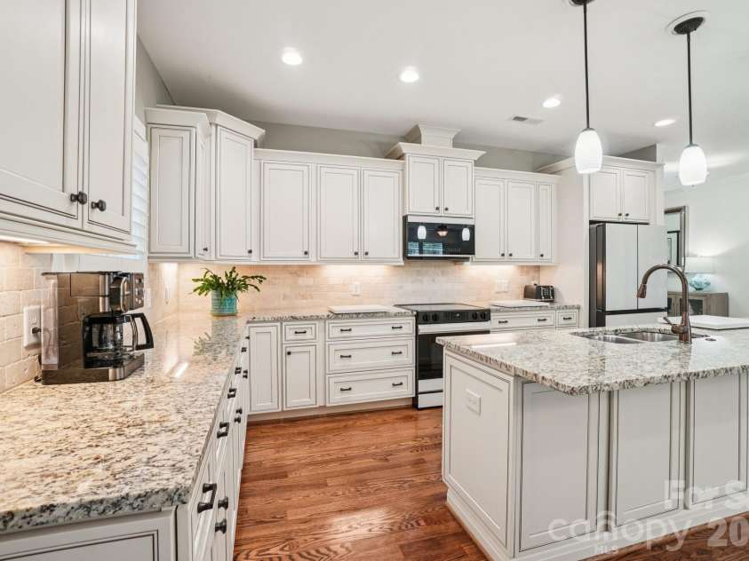 31 Anvil Avenue, Hendersonville, NC 28792.  MLS# CAR4367438, YatesRealty ID 9525. 