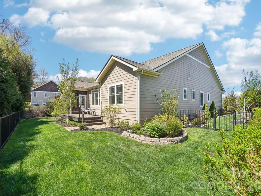 31 Anvil Avenue, Hendersonville, NC 28792.  MLS# CAR4367438, YatesRealty ID 9525. 